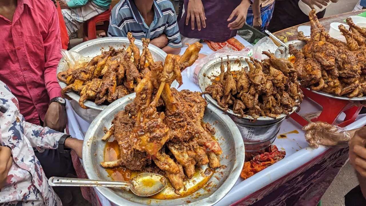 রোজার প্রথম দিনেই চকবাজারের ইফতারির স্বাদ নিতে ভিড়