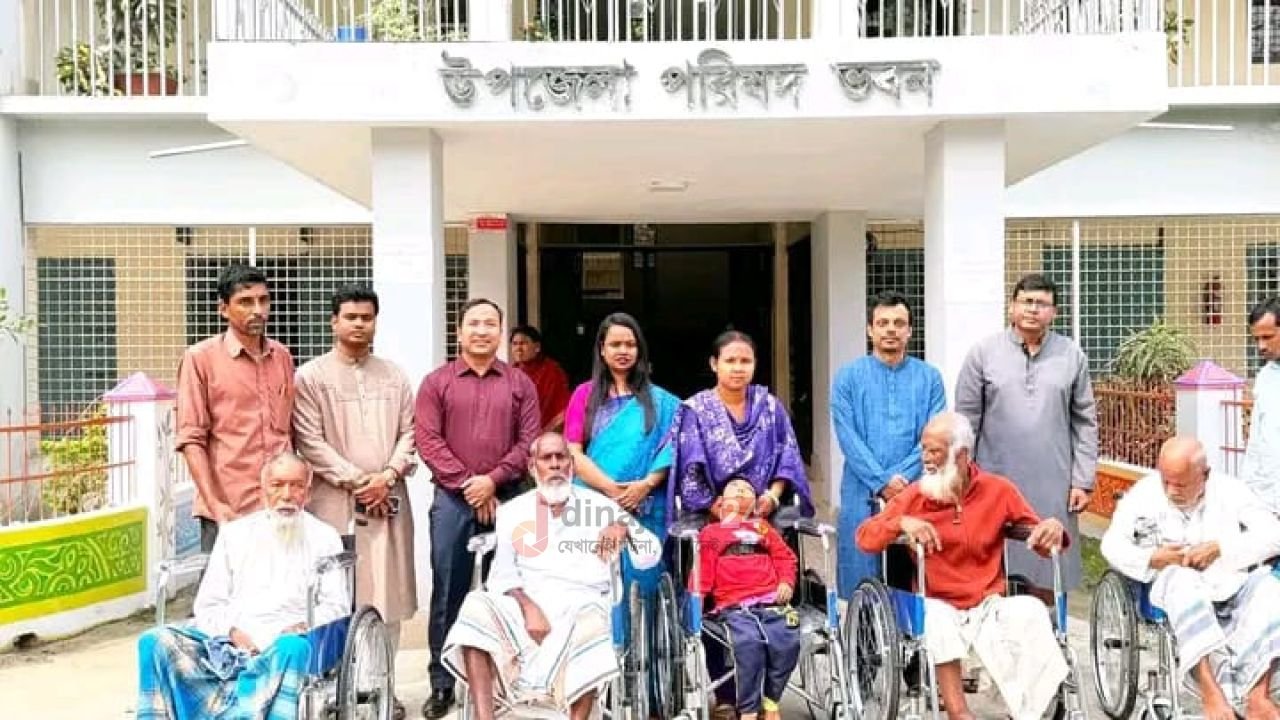 বীরগঞ্জে প্রতিবন্ধী ও অসুস্থদের মাঝে হুইলচেয়ার বিতরণ