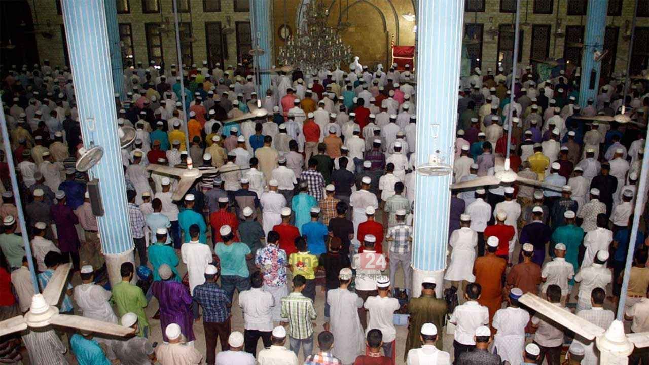 শবে কদরে মসজিদে মসজিদে মুসল্লিদের ভিড়