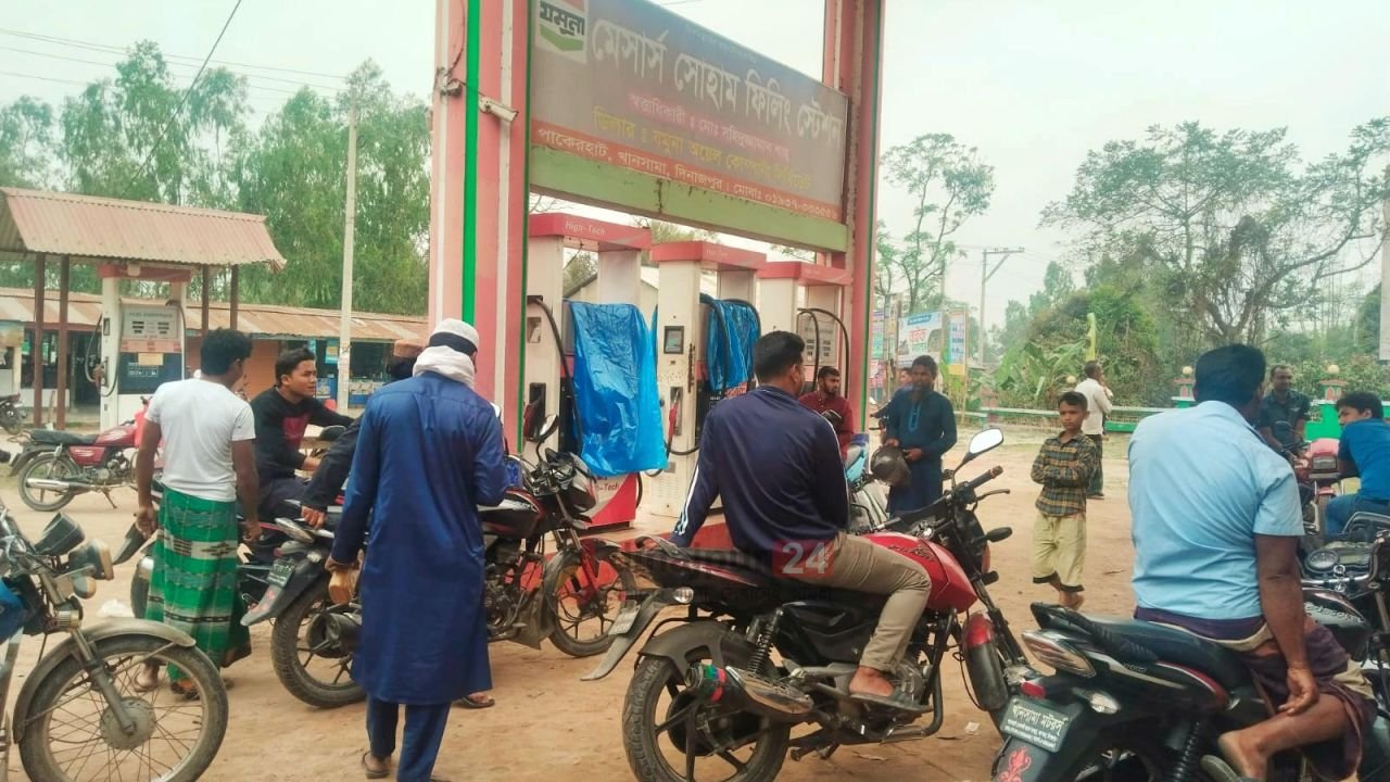 খানসামায় তেল নেই পাম্পে, অপেক্ষা আর আক্ষেপ