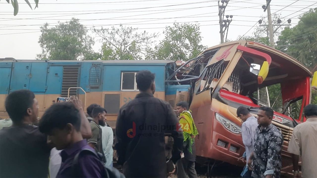 কুমিল্লায় বাসে ট্রেনের ধাক্কা, নিহত বেড়ে ১২