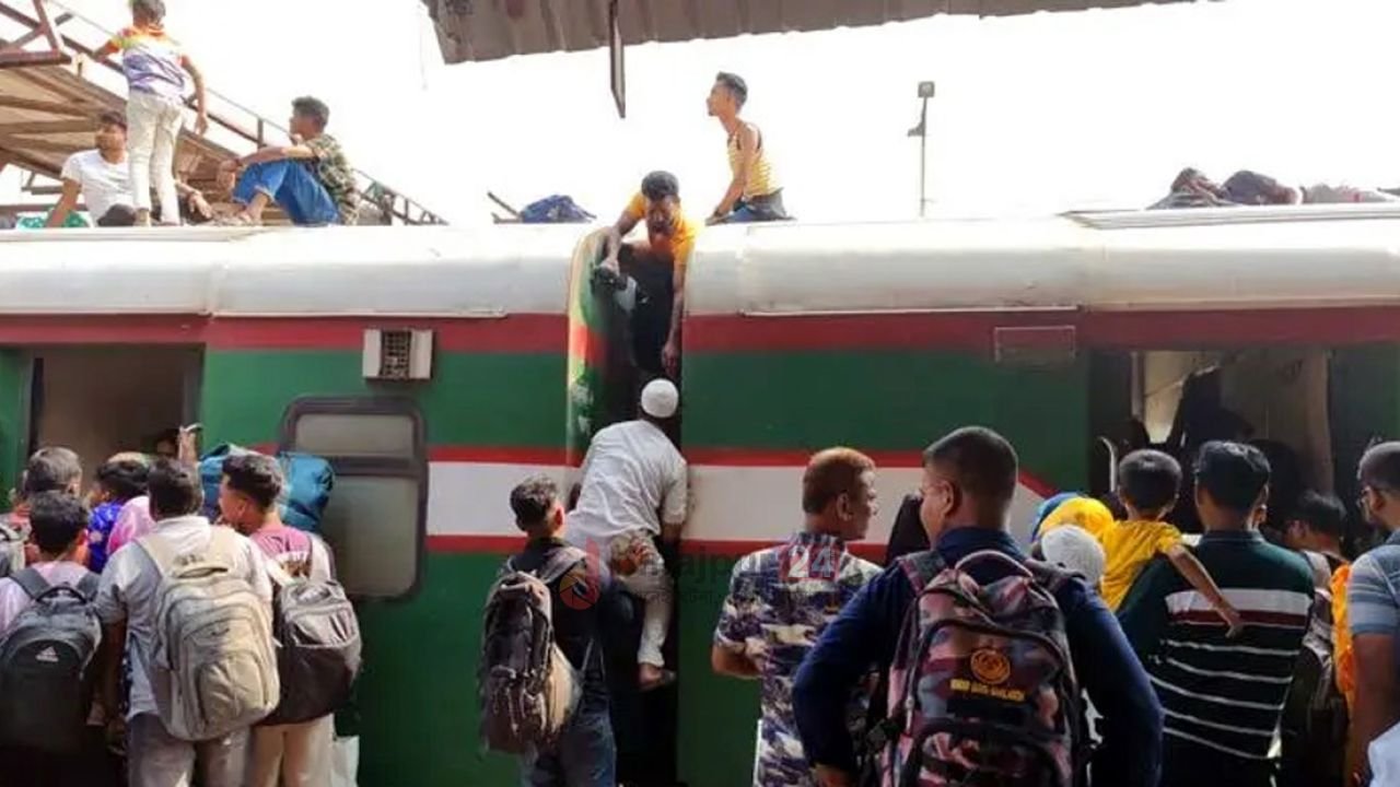 ট্রেনের ছাদ যেন তপ্ত তাওয়া তবুও রুটি-রুজির টানে ঢাকা ফেরা